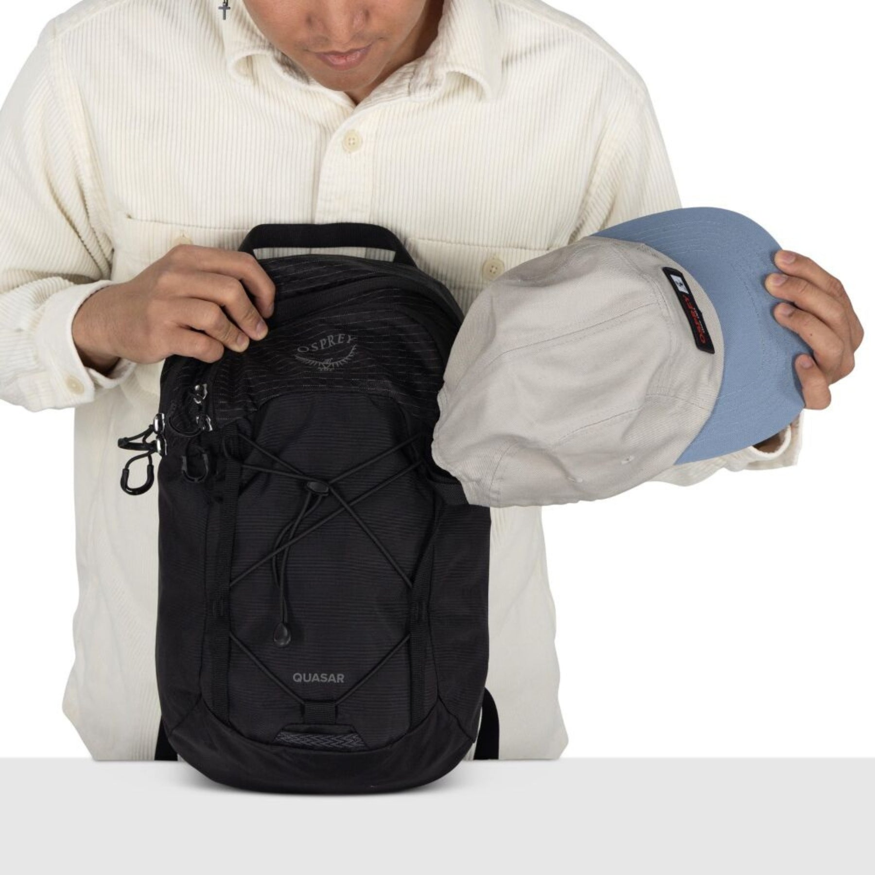 Osprey Quasar Sling borsa monospalla da 6 L adatta per l'uso quotidiano. Presenta uno spallaccio singolo imbottito e ambidestro, schienale ventilato AirScape, ampio scomparto principale con tasca per tablet, cordino elastico frontale e daisy chain per il fissaggio di attrezzatura outdoor.