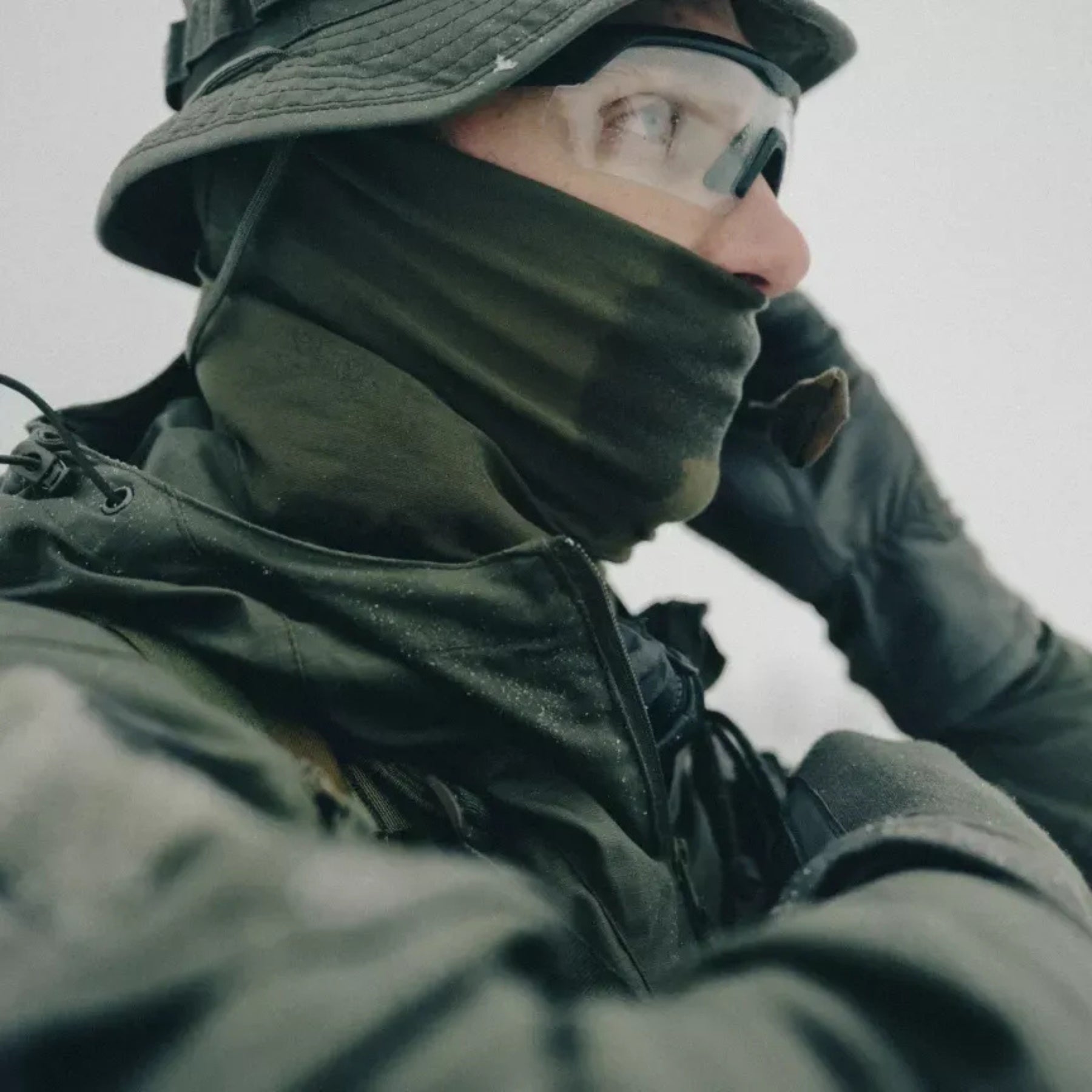 Helikon-Tex Wrap Lightweight Scaldacollo tubolare multifunzione realizzato in tessuto leggero e traspirante con cuciture piatte ideale per attività outdoor escursionismo e softair protezione versatile contro vento e polvere.