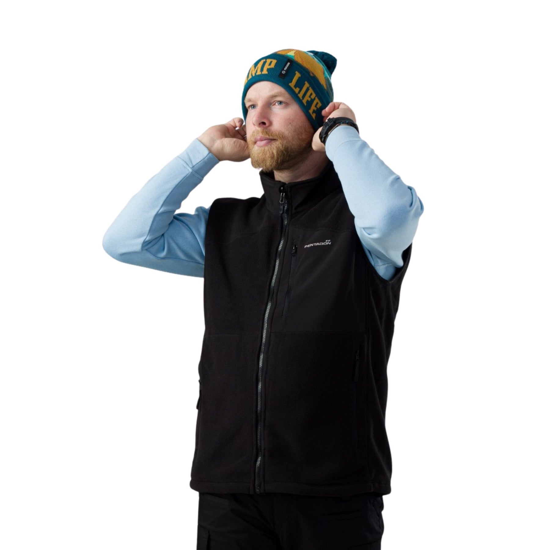 Pentagon Sanctuary Knit Beanie. Berretto invernale in morbido filato acrilico con pon pon e grafica naturale. Design a maglia traspirante con scritta su risvolto a costine per vestibilità comoda. Accessorio termico per protezione dal freddo in attività outdoor.