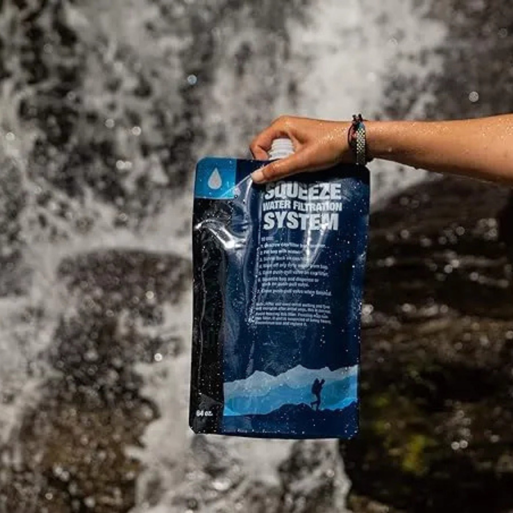 Sawyer Squeezable Pouch 1.9 L Set di due sacche flessibili comprimibili da 64 oz di ricambio per sistema di filtrazione acqua. Accessorio essenziale per purificazione acqua outdoor e trekking.