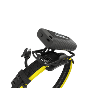 Kit batteria esterna Nitecore Carbon Battery 12K da 12000mAh, ultraleggera con scocca in fibra di carbonio, progettata per alimentare torce frontali Nitecore serie NU con fascia elastica nera e gialla