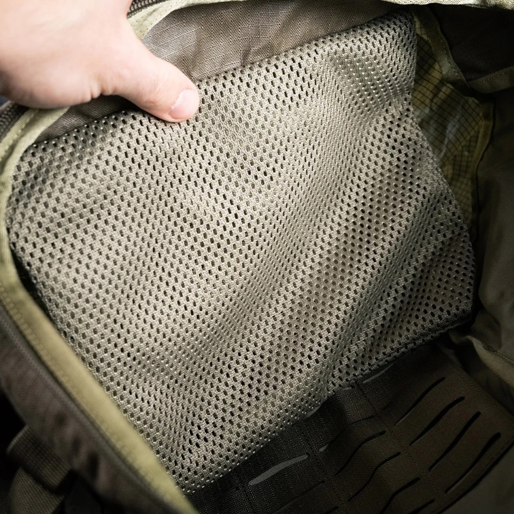 Eberlestock Mission Ruck zaino tattico militare da 79.22 litri con sistema MOLLE e tasche modulari frontali e laterali, FUNZIONA ESCLUSIVAMENTE CON IL TELAIO MISSION EMOD. Caratterizzato da cinghie di compressione e pannello in velcro per patch, ideale per escursioni tecniche, trekking intensivo e utilizzi operativi professionali.