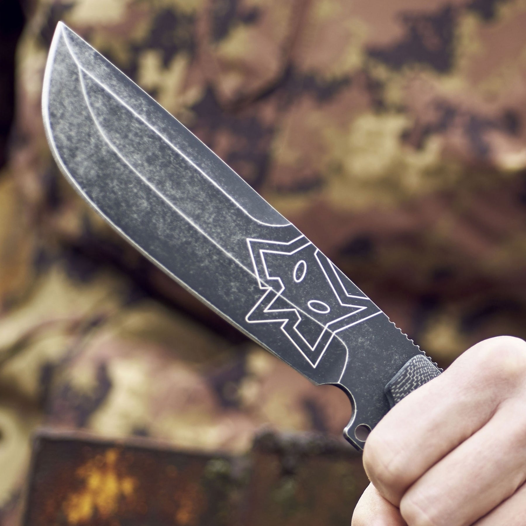 Fox Knives Native Bushcraft coltello a lama fissa full tang con profilo drop point scanalato e logo volpe inciso guancette sagomate con zigrinatura antiscivolo e foro per cordino per outdoor sopravvivenza ed escursionismo
