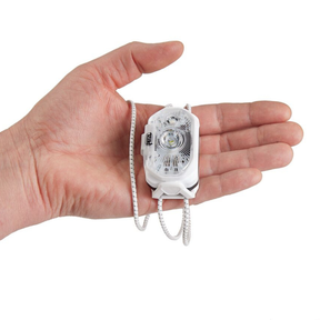 Petzl Swift LT torcia frontale 380 lumen. Ultraleggera 43g con batteria ricaricabile USB-C e luce rossa. Impermeabile IPX4 con funzione lock. Fascia minimalista a cavi riflettenti regolabili, ideale per trail running e alpinismo fast & light.