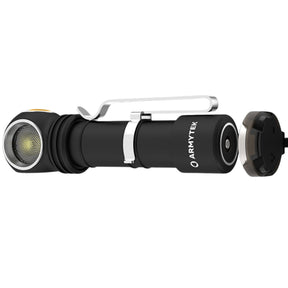 Armytek Wizard C2 Pro Nichia torcia frontale e palmare multifunzione ad alte prestazioni con LED Nichia ad alta fedeltà cromatica. Vista frontale verticale del corpo torcia compatto con clip metallica rimovibile su sfondo bianco per catalogo e-commerce outdoor.