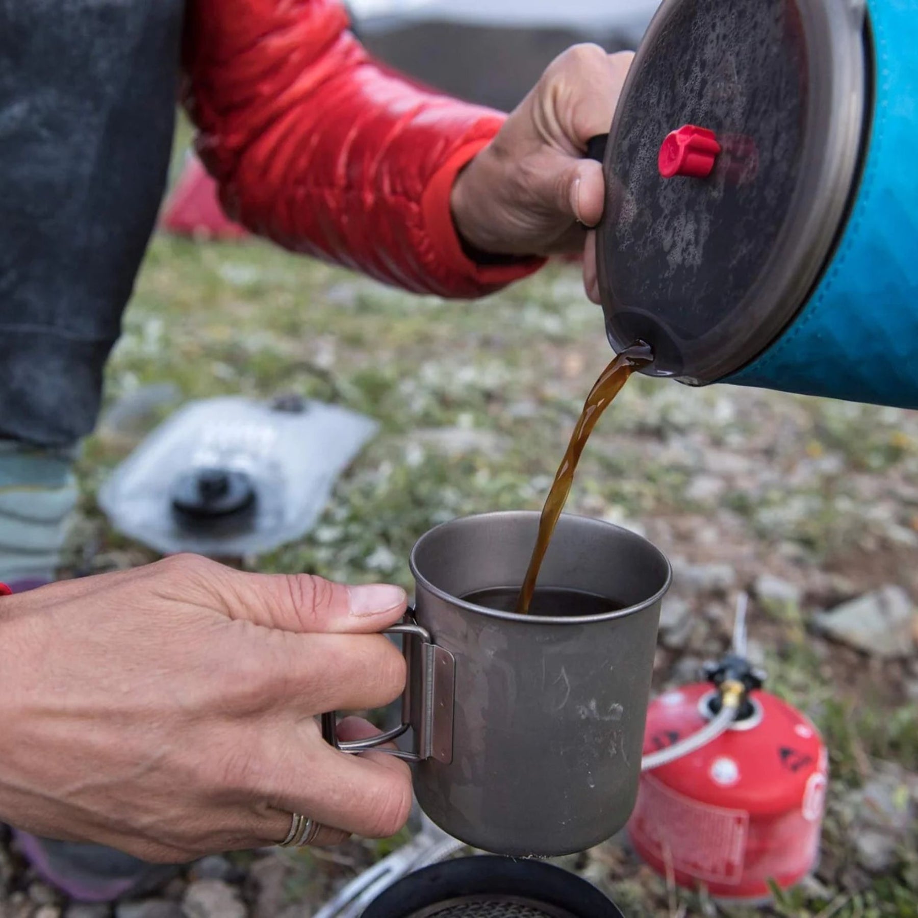 MSR WindBurner Coffee Press Kit pressa per caffè con filtro a rete ultra-fine e bordo flessibile compatibile con fornelli MSR WindBurner per preparare caffè in campeggio o escursioni.