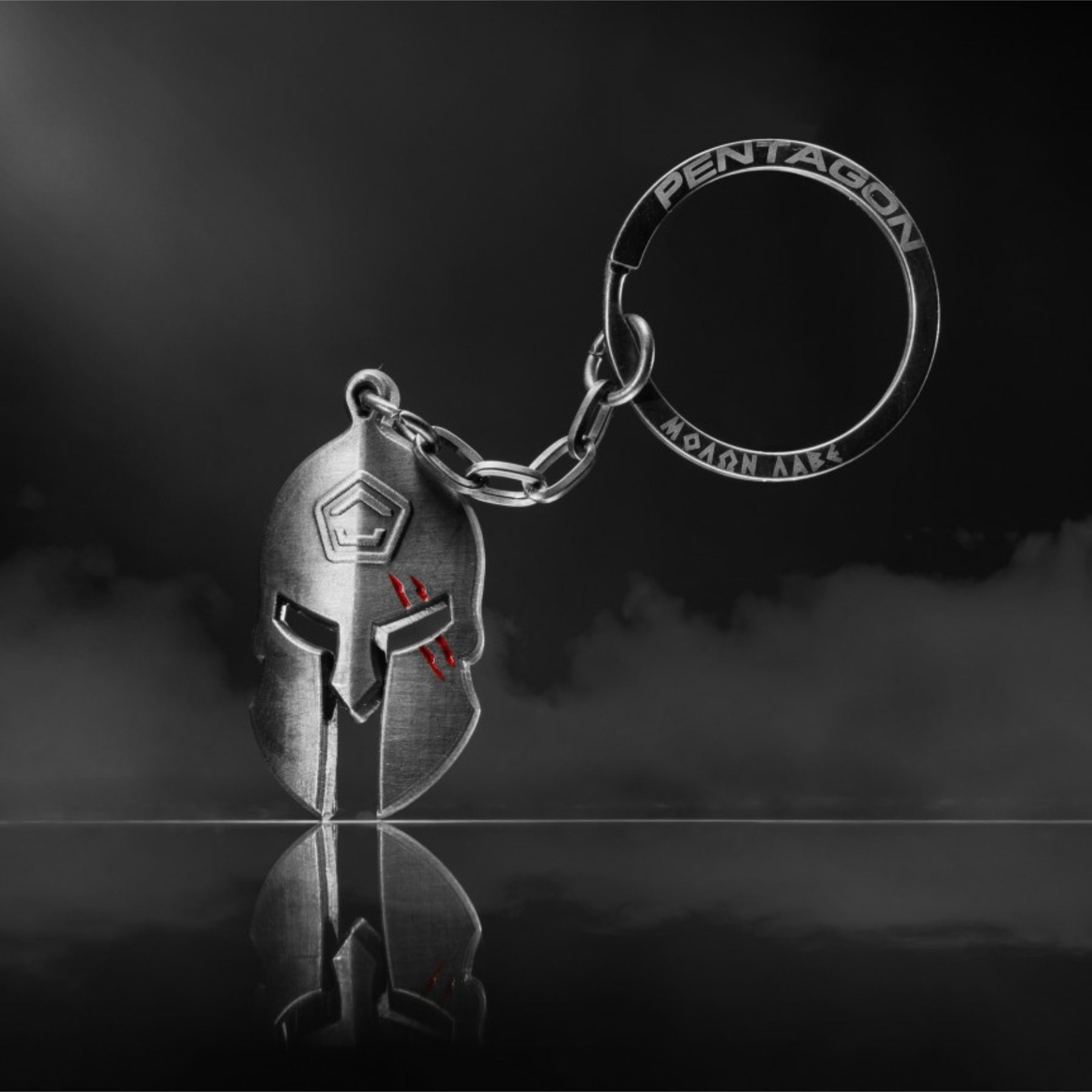 Pentagon Spartan Keyring portachiavi in metallo con ciondolo elmo spartano logo inciso e anello con scritta Molon Labe per chiavi e accessori tattici edc