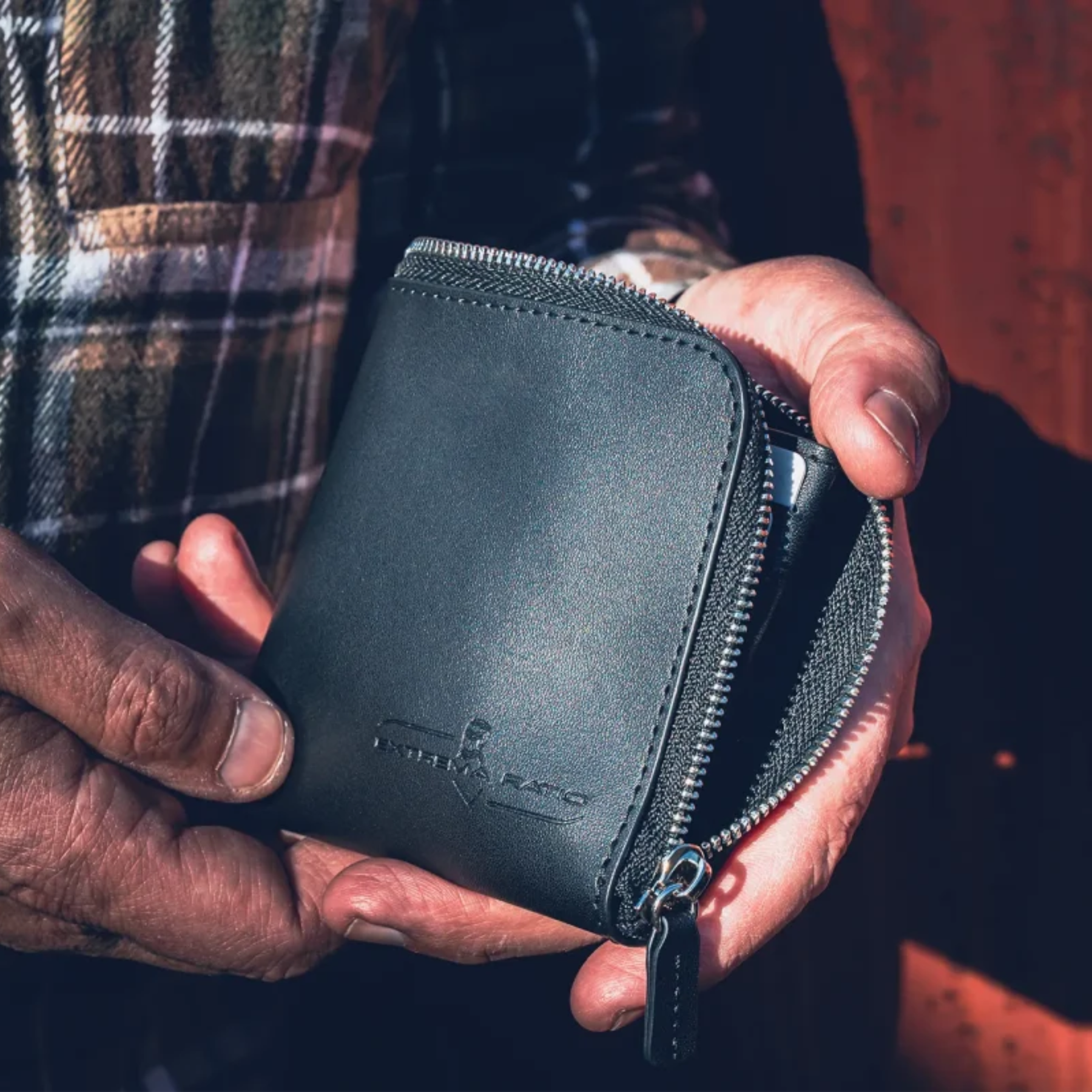 Extrema Ratio The Carry Zip Leather Wallet: Portafoglio compatto realizzato in pelle di alta qualità con chiusura a zip perimetrale. Caratterizzato dal logo Extrema Ratio impresso a caldo e dotato di anello a D esterno per l'aggancio di cordini o catene. Design robusto ed elegante per l'organizzazione sicura di contanti e carte.