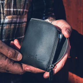 Extrema Ratio The Carry Zip Leather Wallet: Portafoglio compatto realizzato in pelle di alta qualità con chiusura a zip perimetrale. Caratterizzato dal logo Extrema Ratio impresso a caldo e dotato di anello a D esterno per l'aggancio di cordini o catene. Design robusto ed elegante per l'organizzazione sicura di contanti e carte.