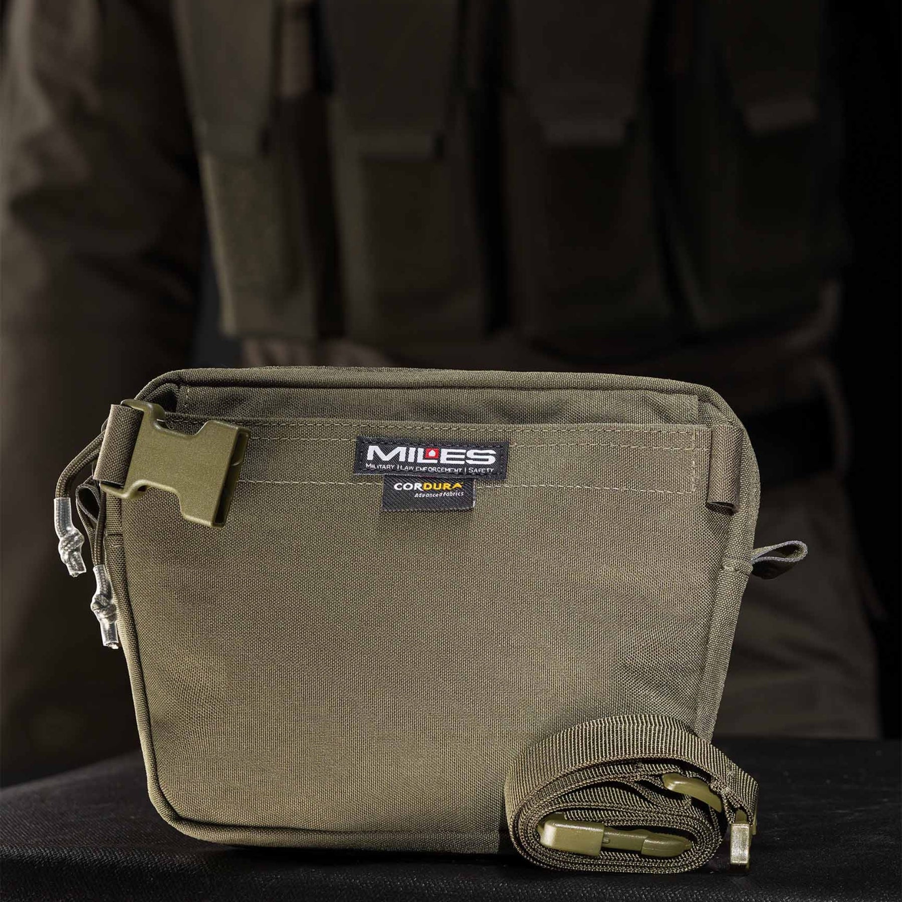 Pentagon Amina Dangler Pouch marsupio tattico multifunzione e tasca dangler per gilet portapiastre con pannello frontale a strappo per patch, fori di drenaggio e cinghia regolabile con fibbia a sgancio rapido per uso EDC e outdoor.