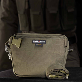 Pentagon Amina Dangler Pouch marsupio tattico multifunzione e tasca dangler per gilet portapiastre con pannello frontale a strappo per patch, fori di drenaggio e cinghia regolabile con fibbia a sgancio rapido per uso EDC e outdoor.