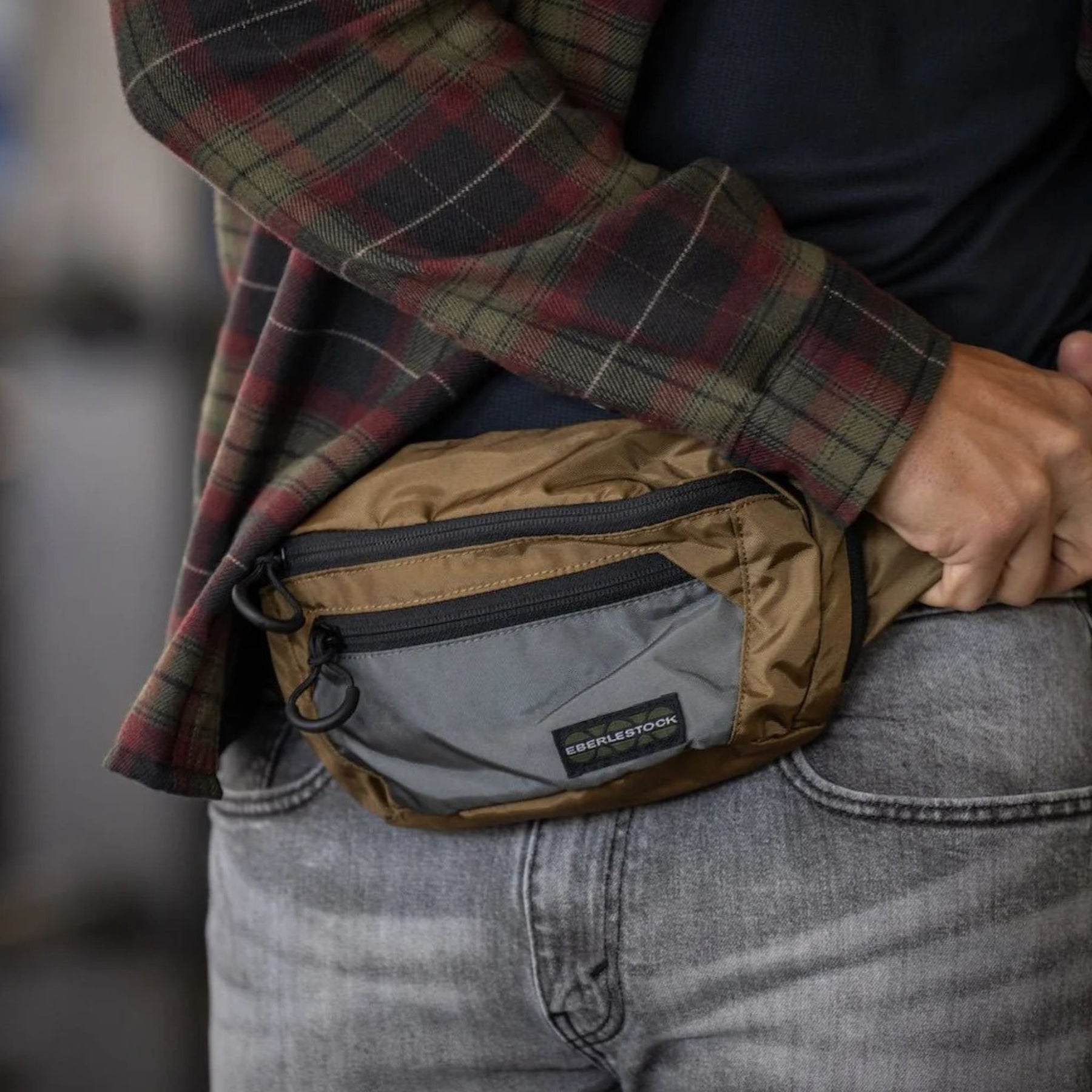 Eberlestock Bando Bag Marsupio tattico low-profile per EDC e porto occulto. Design discreto con tasca posteriore dedicata ad accesso rapido per arma e scomparto principale organizzato. Include passante per laccio emostatico. Soluzione versatile per sicurezza personale e urban carry. 2 misure.