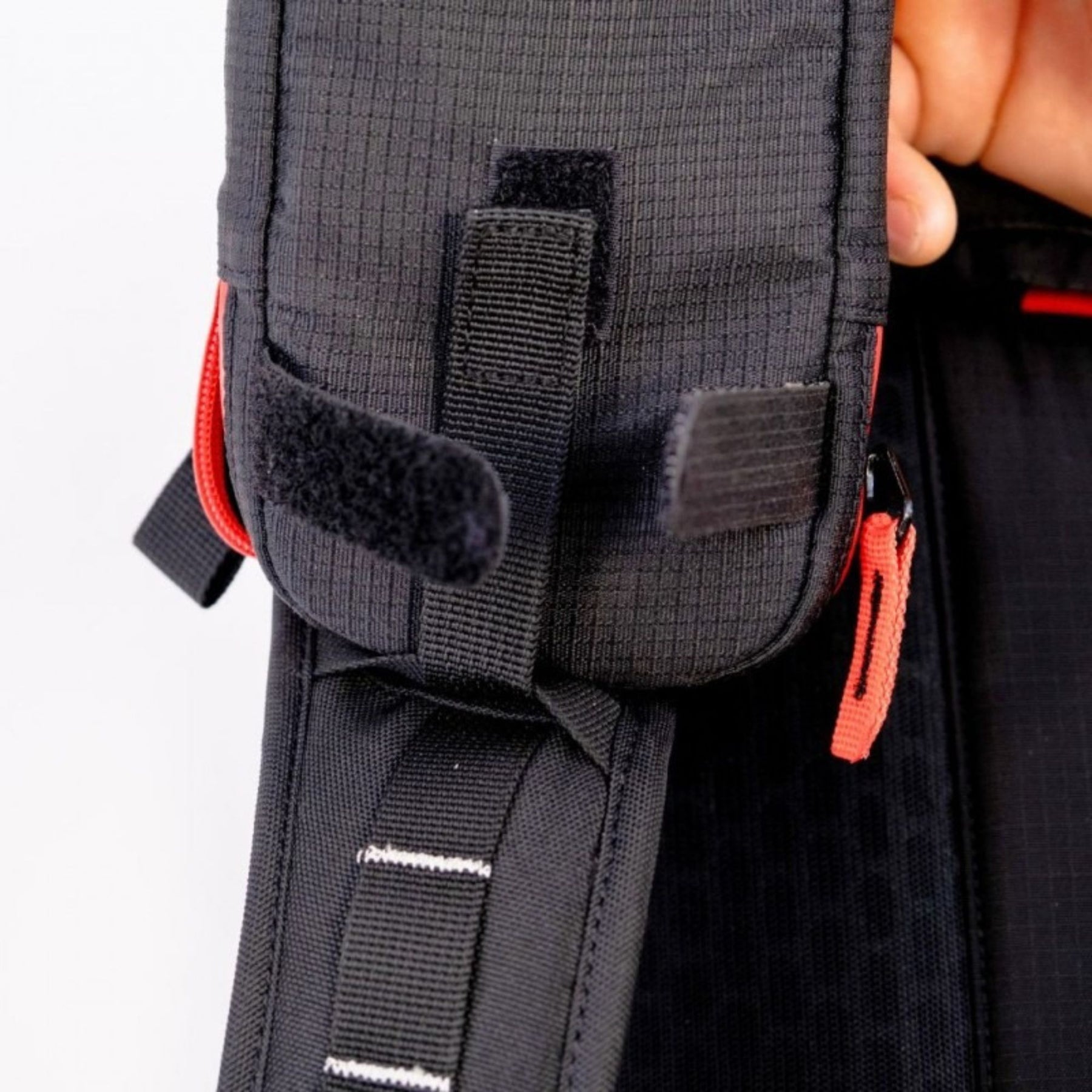 Arva Bottle Holder porta borraccia termico con isolamento interno in alluminio logo Arva frontale asola superiore di fissaggio rossa e passanti laterali per aggancio a zaino o cintura ideale per scialpinismo ed escursionismo.