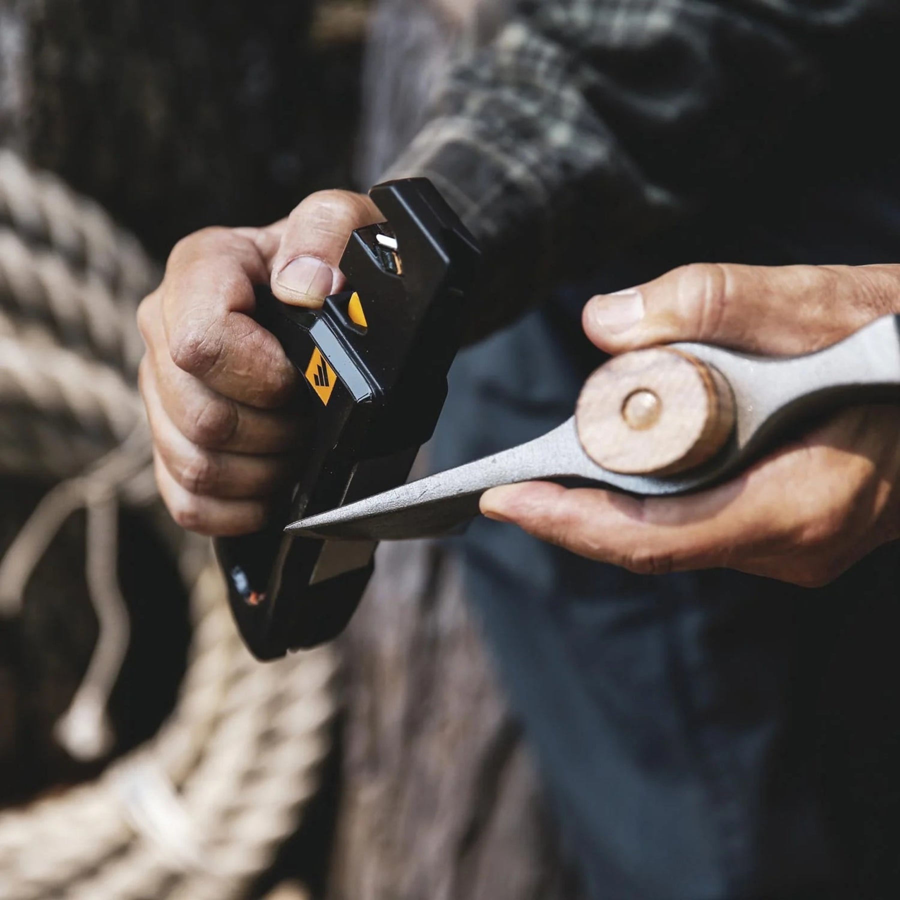 Work Sharp Pivot Pro Knife Sharpener affilatore portatile multiuso con tecnologia Pivot Response, fessure in carburo convesso a 25 gradi, aste in ceramica fine e piastra diamantata per coltelli, forbici e attrezzi da outdoor.