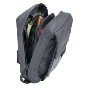 Helikon-Tex Urban Admin Pouch. Tasca organizer tattica in Cordura con pannello velcro frontale e tasca esterna espandibile. Interno a portafoglio con elastici e scomparti per fissaggio torce, multitool e blocchi appunti. Soluzione EDC modulare per organizzazione attrezzatura urbana.