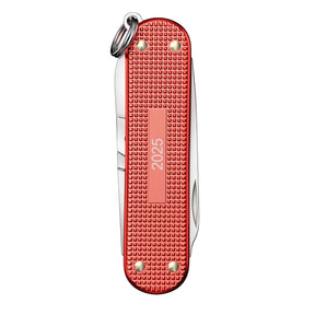 Victorinox Classic SD Alox Limited Edition 2025 coltellino multiuso tascabile con guance in alluminio zigrinato. Il multiuso mostra gli strumenti aperti tra cui la lama piccola, le forbici, la lima per unghie con cacciavite e l'anello portachiavi su uno sfondo bianco.