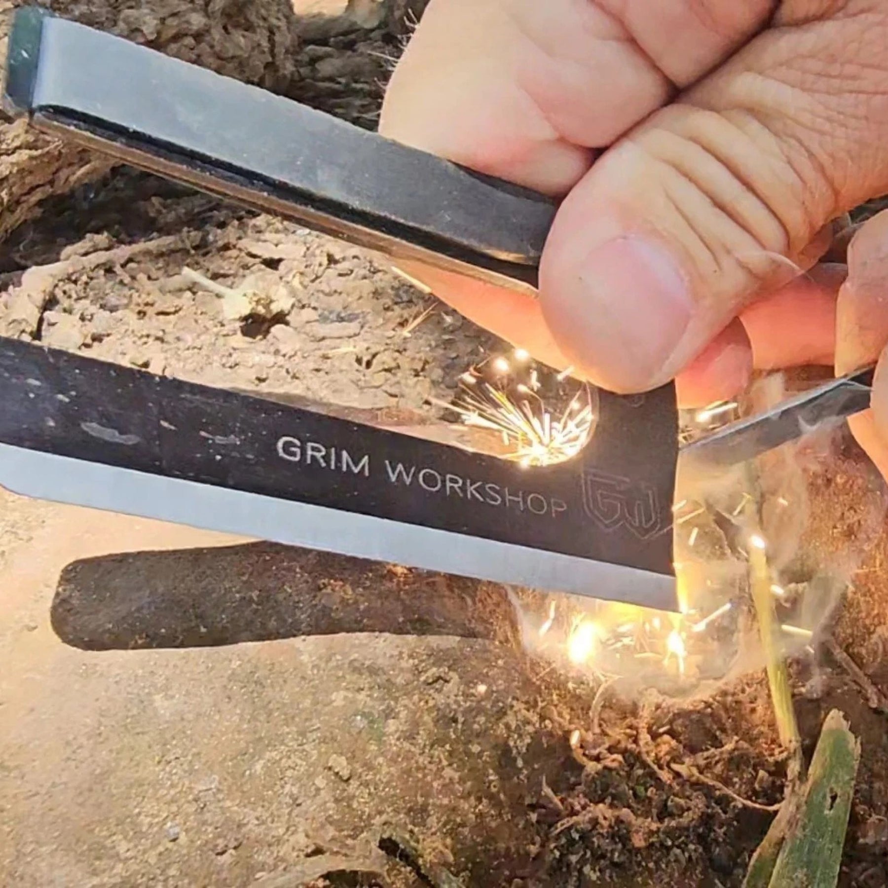 Grim Workshop Firefly Blade Card lama con acciarino in formato tessera per sopravvivenza ed EDC