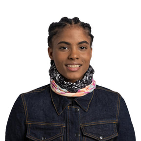 Buff Original EcoStretch Neckwear CAMO CASH PINK scaldacollo tubolare multifunzione con protezione solare. Dettaglio del tessuto tecnico elasticizzato riciclato con grafica ispirata ai profili montuosi delle Dolomiti, posizionato in verticale su sfondo bianco per catalogo e-commerce.