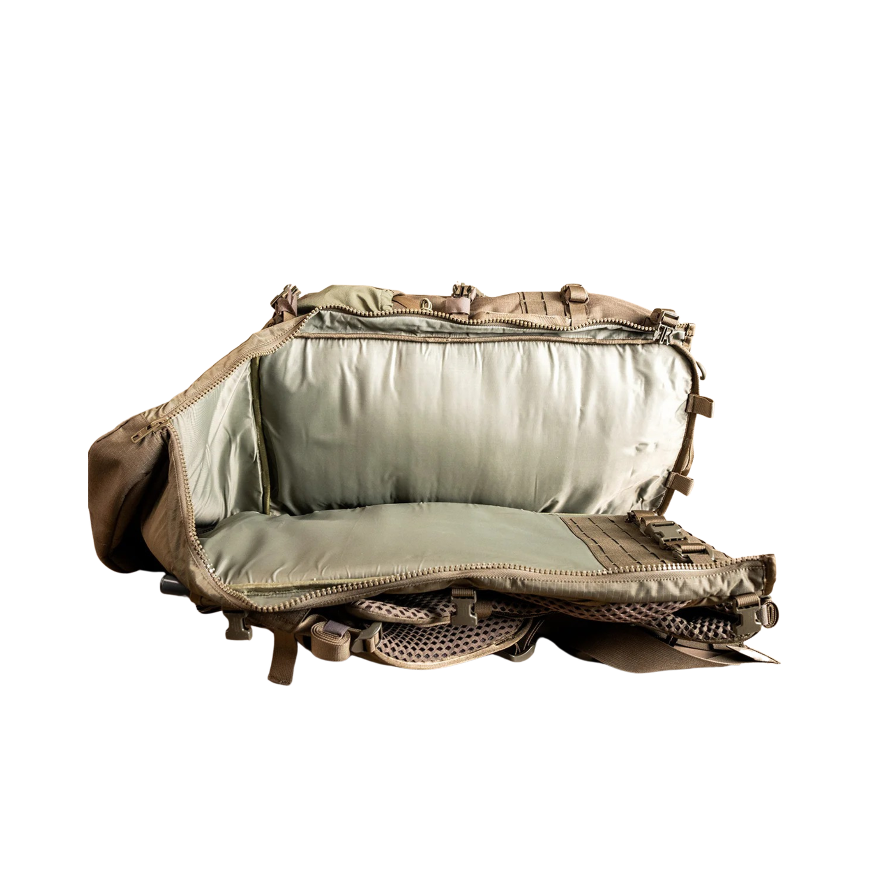 Eberlestock Spectre: Zaino tecnico per fucile da 50.8 litri progettato per massimizzare la leggerezza senza compromettere la resistenza. Realizzato con materiali d'avanguardia, presenta un sistema di sospensione regolabile, accesso multiplo al vano principale e pannelli esterni MOLLE laser-cut per l'espansione del carico. Ideale per missioni a lungo raggio e spedizioni outdoor che richiedono versatilità e organizzazione superiore.