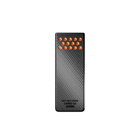 Nitecore Carbo 20 power bank ultraleggero in fibra di carbonio da 20000mAh. Scocca resistente con trama a nido d'ape e indicatori luminosi di carica, ideale come riserva di energia per dispositivi durante trekking ed escursioni outdoor.