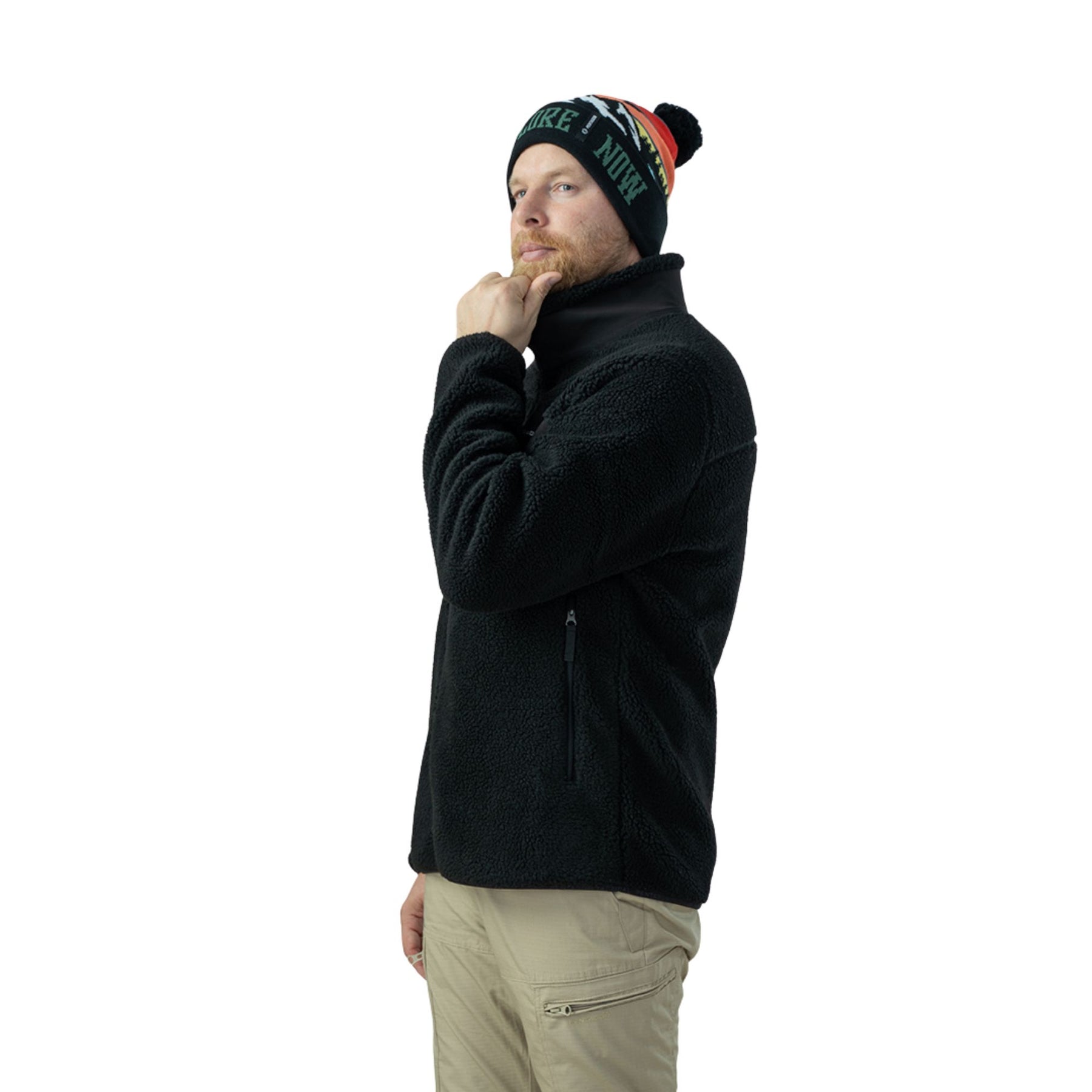 Pentagon Sanctuary Knit Beanie. Berretto invernale in morbido filato acrilico con pon pon e grafica naturale. Design a maglia traspirante con scritta su risvolto a costine per vestibilità comoda. Accessorio termico per protezione dal freddo in attività outdoor.