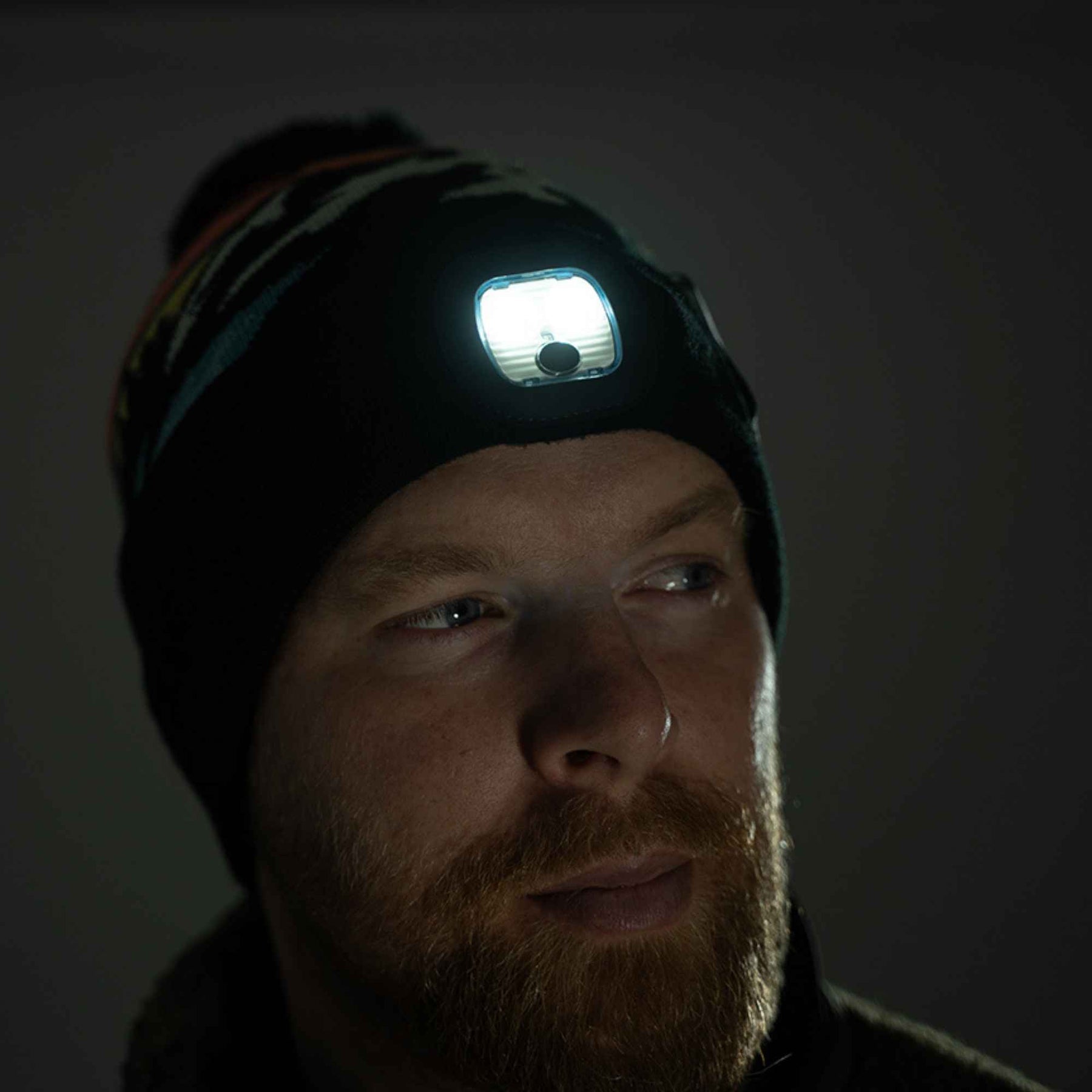 Pentagon Sanctuary Knit Beanie. Berretto invernale in morbido filato acrilico con pon pon e grafica naturale. Design a maglia traspirante con scritta su risvolto a costine per vestibilità comoda. Accessorio termico per protezione dal freddo in attività outdoor.