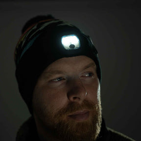 Pentagon Sanctuary Knit Beanie. Berretto invernale in morbido filato acrilico con pon pon e grafica naturale. Design a maglia traspirante con scritta su risvolto a costine per vestibilità comoda. Accessorio termico per protezione dal freddo in attività outdoor.