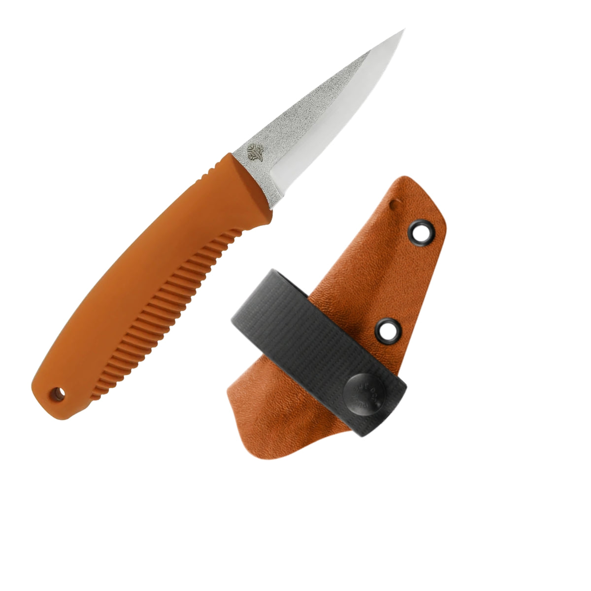 Peltonen M23 Ranger Cub N690 coltello a lama fissa compatto con lama in acciaio inossidabile, impugnatura ergonomica in TPE e fodero in cuoio o kydex per outdoor, bushcraft ed EDC.