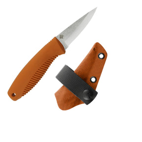 Peltonen M23 Ranger Cub N690 coltello a lama fissa compatto con lama in acciaio inossidabile, impugnatura ergonomica in TPE e fodero in cuoio o kydex per outdoor, bushcraft ed EDC.