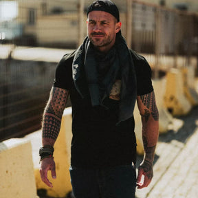 Helikon-Tex Shemagh Scarf - Sciarpa tattica traspirante con motivo tradizionale e nappe, ideale per protezione da vento, sole e polvere in attività outdoor, survival e tattiche. Scopri l'attrezzatura su Backpacco.