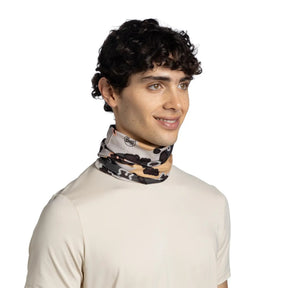 Buff CoolNet UV Neckwear Insect Shield Teroy Multi scaldacollo tubolare multifunzione con protezione solare e tecnologia repellente per insetti. Dettaglio del tessuto tecnico elasticizzato e traspirante con motivo grafico astratto in evidenza su sfondo bianco per catalogo e-commerce.