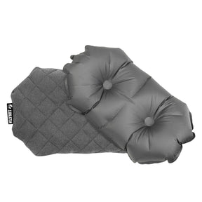 Klymit Luxe Pillow cuscino da trekking gonfiabile con fodera trapuntata a rombi morbida e rimovibile per il massimo comfort in campeggio. Ideale per escursionismo, viaggi e outdoor, dotato di etichetta con logo cucita sul lato, fotografato isolato su sfondo bianco.