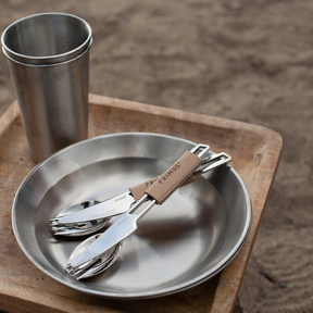 PRIMUS Campfire Cutlery Set Set di posate 3 pezzi in acciaio inox (coltello, forchetta e cucchiaio) per campeggio ed escursionismo. Design forato leggero con logo Primus inciso e custodia in pelle per il trasporto facile.