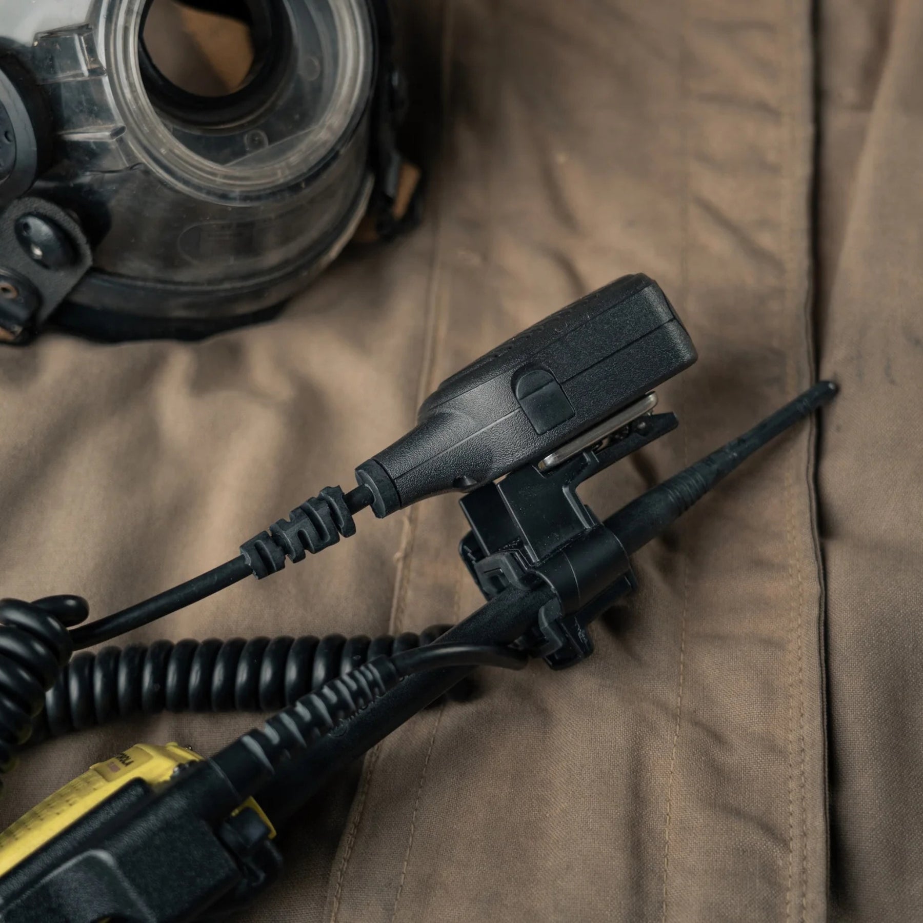 XShear MicClip supporto per microfono radio con struttura rigida, meccanismo di ritenzione e clip posteriore per il fissaggio sicuro su antenna radio. Accessorio per comunicazioni in ambito primo soccorso, sicurezza e outdoor.