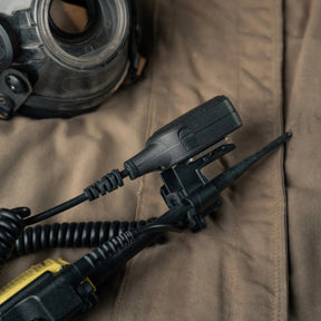 XShear MicClip supporto per microfono radio con struttura rigida, meccanismo di ritenzione e clip posteriore per il fissaggio sicuro su antenna radio. Accessorio per comunicazioni in ambito primo soccorso, sicurezza e outdoor.