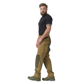 Helikon-Tex Pilgrim Pants pantaloni tecnici in tessuto DuraCanvas con rinforzi sulle ginocchia, tasche e vita rialzata per protezione renale. Ideali per bushcraft, escursionismo e attività outdoor impegnative.
