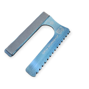 Grim Workshop Firefly Saw Card mini seghetto di emergenza con lama dentata e acciarino integrato in formato carta di credito per kit di sopravvivenza
