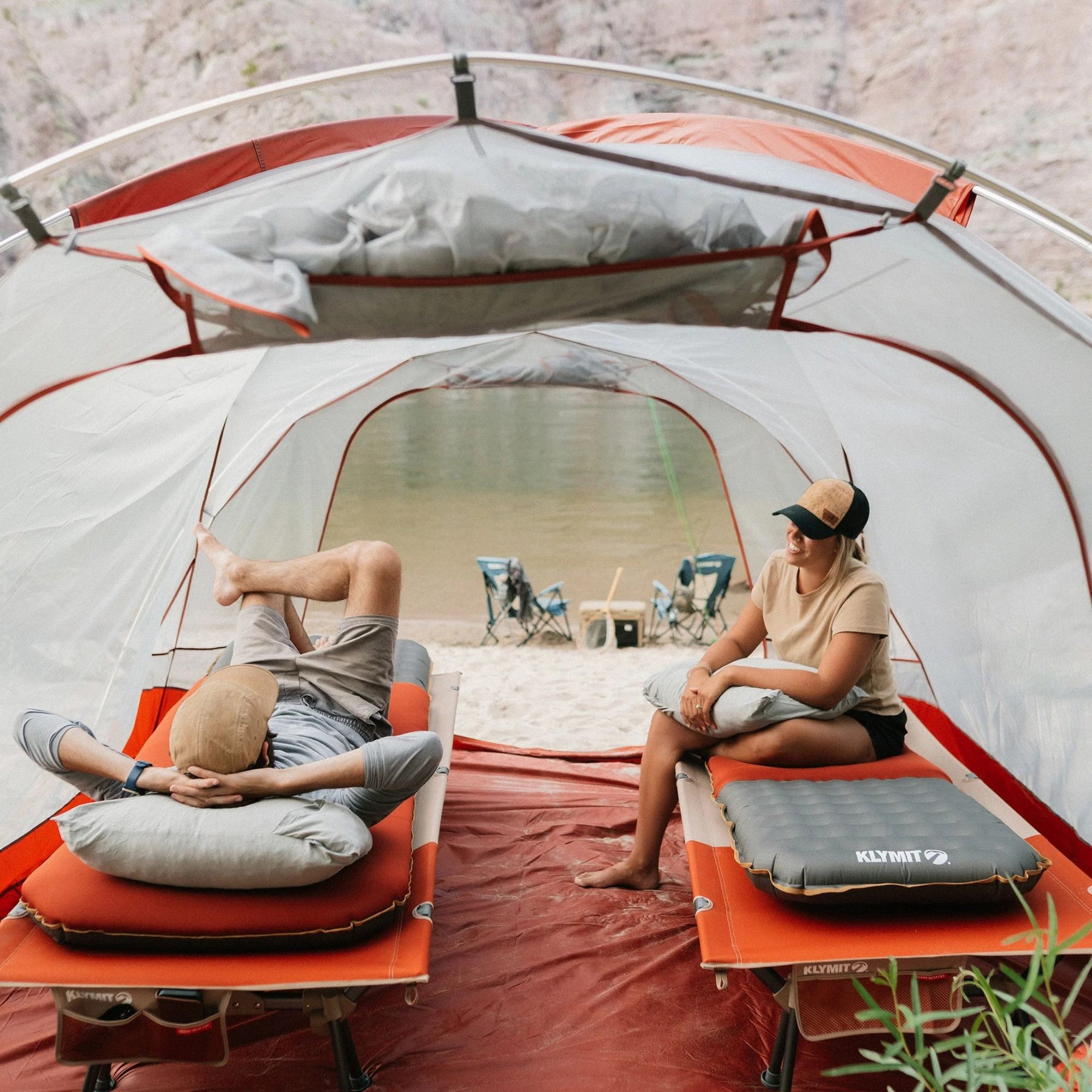 Klymit Insulated Klymaloft Sleeping Pad materassino gonfiabile ibrido con strato superiore in schiuma e base a camere d'aria per campeggio e trekking.