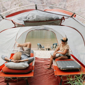 Klymit Insulated Klymaloft Sleeping Pad materassino gonfiabile ibrido con strato superiore in schiuma e base a camere d'aria per campeggio e trekking.