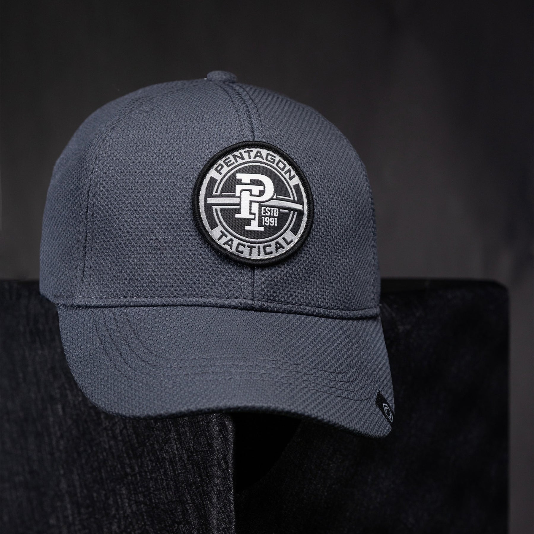 Pentagon Cluster Mesh BB Cap cappello tattico da baseball traspirante in tessuto traforato con patch circolare frontale Pentagon Tactical ed etichetta logo su visiera curva preformata