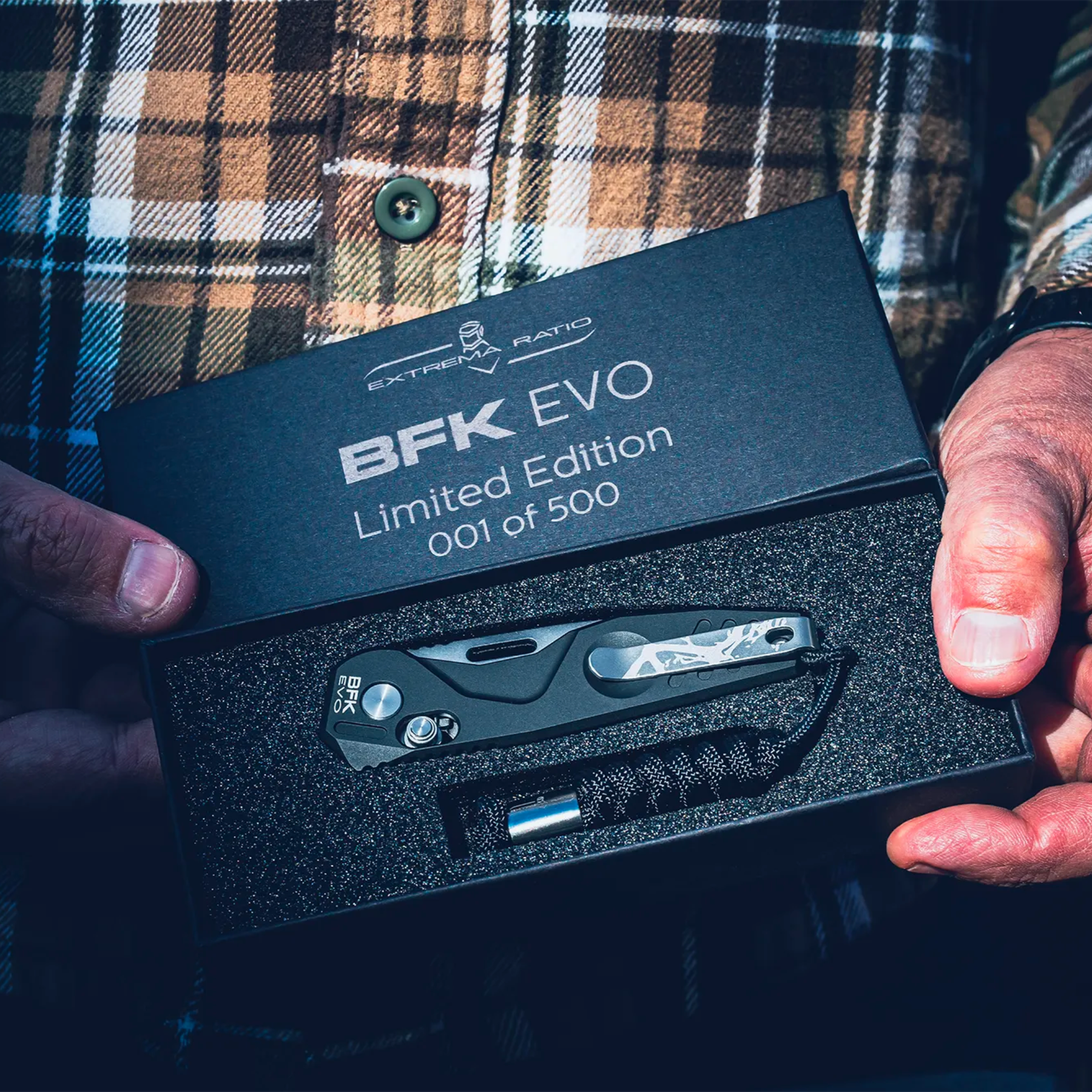 Set Extrema Ratio The Carry Box in edizione limitata, confezione regalo che include un coltello chiudibile BFK EVO, un cappellino nero da baseball, un portafoglio in pelle nero e una piastrina multifunzione in metallo (card tool)