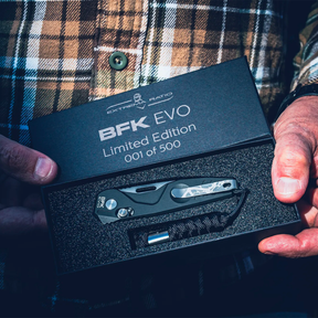 Set Extrema Ratio The Carry Box in edizione limitata, confezione regalo che include un coltello chiudibile BFK EVO, un cappellino nero da baseball, un portafoglio in pelle nero e una piastrina multifunzione in metallo (card tool)