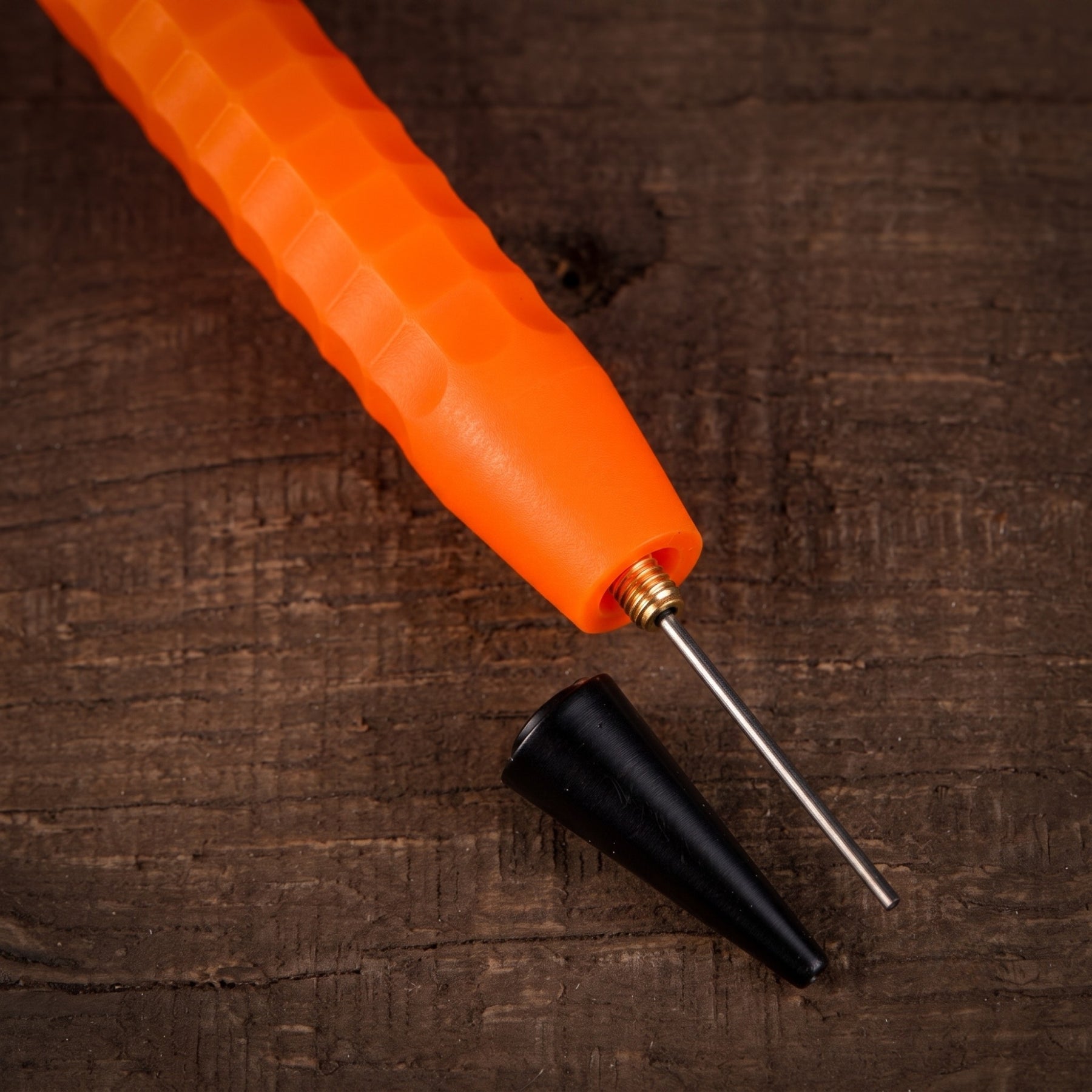 Rite in the Rain Precision Pencil OR9 matita meccanica tattica con mina HB 0.9 mm e ricariche incluse, progettata per scrittura resistente su superfici umide e condizioni estreme, ideale per attività outdoor e survival.