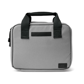 5.11 Tactical Double Pistol Case edizione SIG Sauer. Valigetta imbottita in Nylon 1050D progettata per il trasporto sicuro di due pistole e caricatori. Dotata di maniglie rinforzate, zip YKK perimetrale e apertura completa a 180 gradi per accesso rapido in poligono.