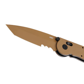 CRKT M16 Crossbar Lock coltello chiudibile tattico con lama tanto parzialmente seghettata in acciaio D2, meccanismo di blocco ambidestro e guancette forate alleggerite, ideale per EDC e uso operativo outdoor.