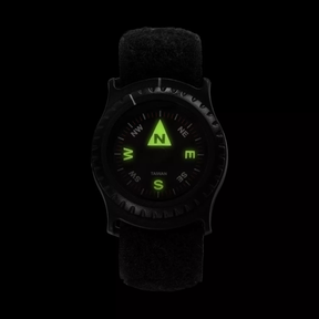 Bussola da polso tattica Helikon-Tex T25 Wrist Compass, quadrante nero con indicazioni verdi luminose, cinturino regolabile in velcro nero, ideale per navigazione rapida e discreta in ambienti militari e outdoor