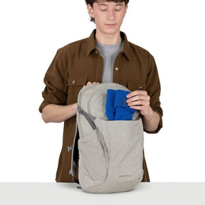 Osprey Daylite Plus Driftshade zaino multiruolo da 20 litri con scomparto per laptop e sacca idrica, tasche laterali in mesh, cinghie di compressione e schienale traspirante AirScape, in edizione limitata per trekking, viaggi e uso quotidiano.