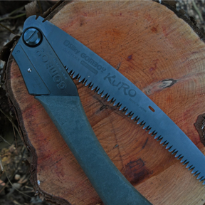 SILKY GOMBOY CURVE OUTBACK KURO Sega pieghevole in Acciaio Giapponese Premium, Edizione Limitata 40° Anniversario. Lama curva da 240 mm con rivestimento Black Oxide antiriflesso e impugnatura in Arbor Composite per uso outdoor estremo e bushcraft.