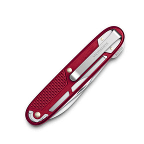 Victorinox Synergy Alox. Multiuso serie Alox Refined con guancette in alluminio scheletrato e clip integrata. Dotato di 9 funzioni tra cui lama principale bloccabile, strumento apripacchi, lima e cacciaviti. Design minimalista moderno per porto quotidiano.