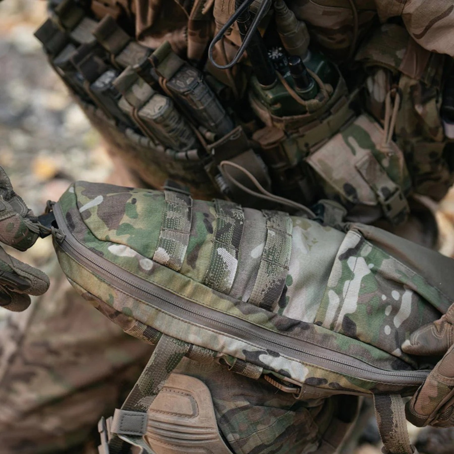 Eberlestock Mission Wings moduli laterali di espansione per sistema EMOD accoppiati a uno zaino principale. I due borsoni verticali con cerniere e passanti MOLLE sono evidenziati per mostrare l'incremento di volume e l'organizzazione tattica del carico aggiuntivo.